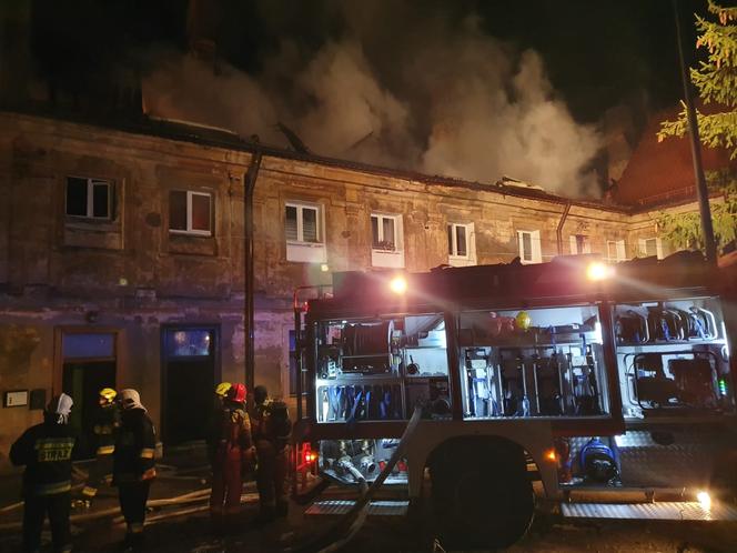 Pożar w Lubiążu przy klasztorze. 10 rodzin bez dachu nad głową 