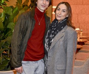 Najstarszy syn Krzysztofa Ibisza bryluje z mamą na salonach. Tak dziś wygląda 26-letni Maksymilian Zejdler