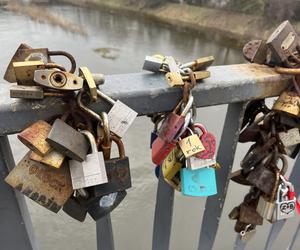 Kłódki zakochanych na Moście Jordana w Poznaniu