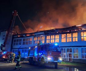 Ogromny pożar w Hajnówce! 26 zastępów straży pożarnej gasi dawne kino Leśnik 