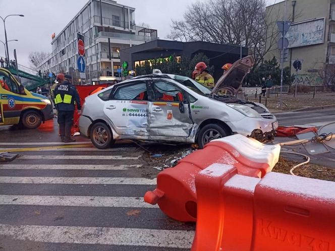 Autobus miejski zmiótł taksówkę! Ratownicy reanimowali rannego