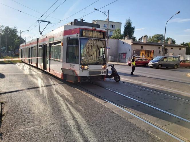 Wjechał skuterem pod tramwaj