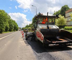 Trwa przemiana ul. Lutomierskiej. Drogowcy pracują przy nowej nawierzchni [ZDJĘCIA]