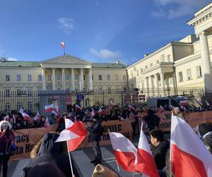 Kupcy z Marywilskiej 44 protestują pod Ratuszem. Walczą z podwyżką czynszu w centrum handlowym