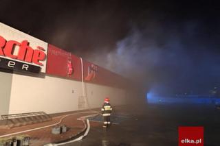Potężny pożar marketu w Górze. 28 zastępów w akcji 