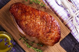 Pieczona pierś z gęsi. Sprawdzony przepis, jak upiec soczyste piersi gęsi