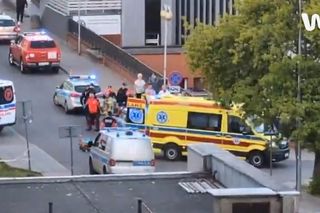 Mężczyzna chodził po dachu szpitala w Warszawie i spadł. Strażacy nie mogli rozłożyć skokochronu