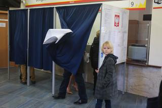 Jacek Kurski z rodziną na wyborach