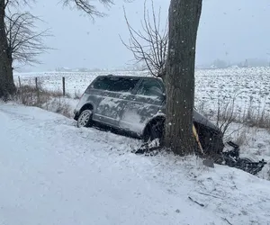 Pługi i piaskarki nie dają rady. Śnieg i błoto na drogach Warmii i Mazur [Zdjęcia]