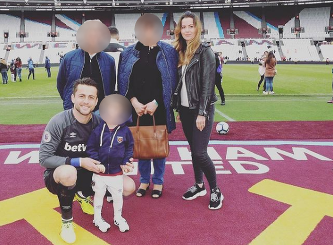 Łukasz Fabiański z żoną i rodziną