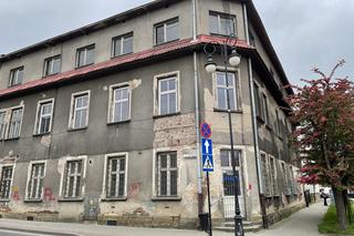 Zniszczona kamienica przy ul. Kazimierza Wielkiego w Nowym Sączu. Co w niej będzie? 