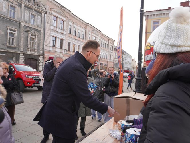 33. Finał Wielkiej Orkiestry Świątecznej Pomocy. Dziennikarze Radia ESKA rozgrzewają Tarnów pysznym żurkiem!