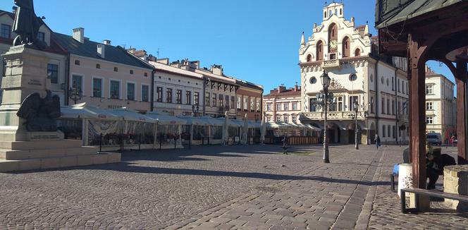 RZESZÓW. Sezon na parasolki na Rynku kończy się. Jak długo będziemy mogli z nich korzystać?