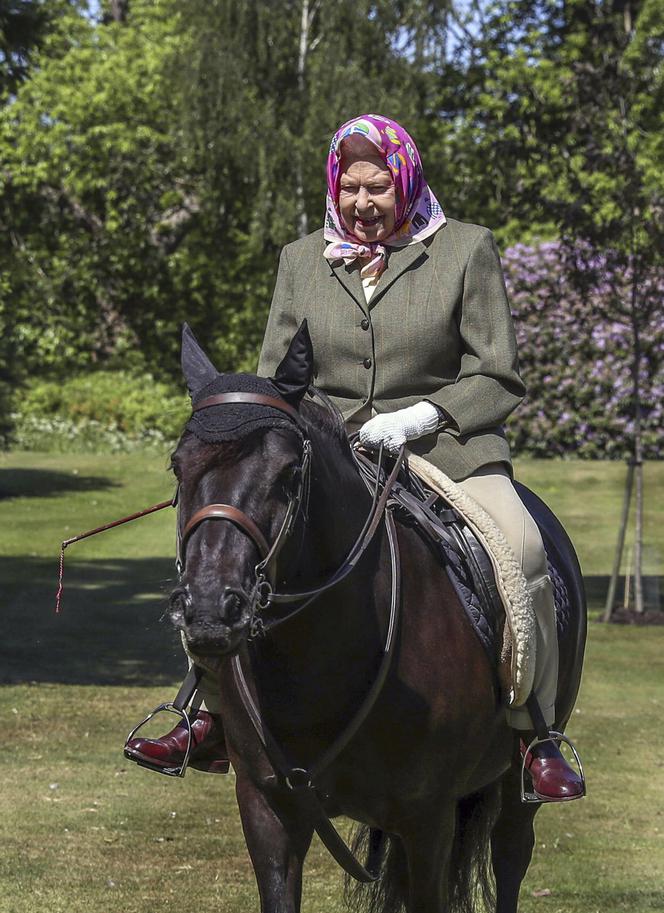 94-letnia królowa Elżbieta ujeżdża konia