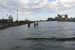 Rzeźby wychodzące z morza