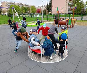 Nowy plac zabaw przy SP nr 8 w Siedlcach jest ogólnodostępny dla wszystkich mieszkańców miasta i dostosowany do potrzeb osób z niepełnosprawnością ruchową