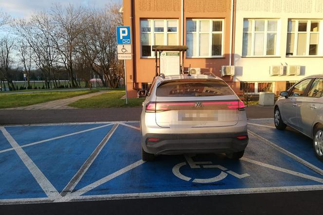 Zaparkował na miejscu dla niepełnosprawnych