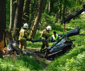 Tragiczny początek majówki na Mazowszu. Nie żyją dwie osoby. Jaguar uderzył w drzewo 