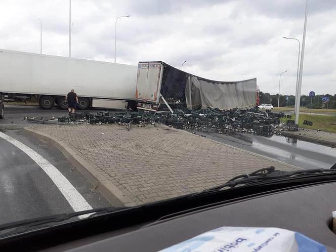 Wypadek w Żorach na DW 935 teraz! Piwo wyleciało z ciężarówki, są utrudnienia! [ZDJĘCIA]
