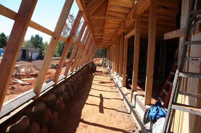 Living machine - Earthship samowystarczalny dom ekologiczny z odpadów 