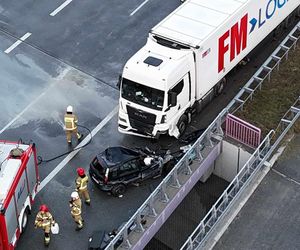 Samochód osobowy zderzył się z ciężarówką. Są ranni, jedna osoba była zakleszczona