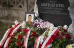 Kamienna rzeźba na grobie sp. sierzanta Mateusza Sitka
