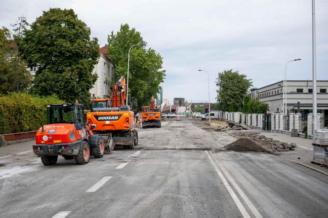 Budowa przejścia dla pieszych przez Wisłostradę opóźniona