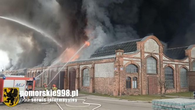 Potężny pożar zabytkowej hali w Gdańsku. Wielka chmura dymu w mieście