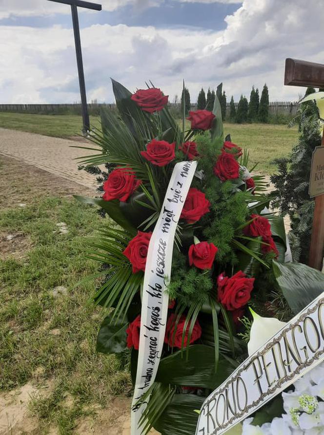 Biały gołąb nad grobem Mateusza