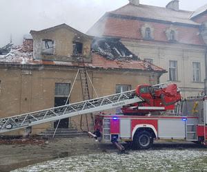 Spaliła się część pałacu w Pępowie. Straty liczone w milionach złotych