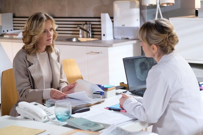 M jak miłość odc. 1877. Julia (Marta Chodorowska), lekarka (Małgorzata Majewska)