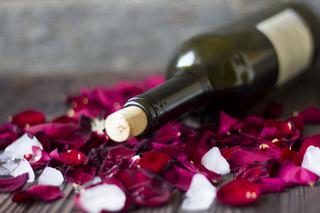 Wino z płatków róży - domowe wino na drożdżach winiarskich