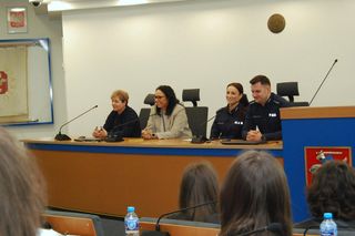 Debaty oraz listy do dorosłych są elementem kampanii „Widzę - rozmawiam - reaguję. O zagrożeniach czyhających na współczesną młodzież” 