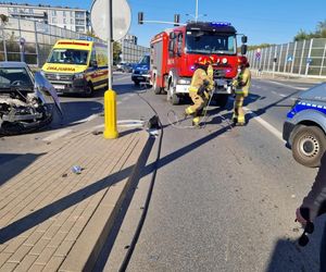 Potworny wypadek w Warszawie. Roztrzaskane trzy samochody, w tym jeden radiowóz. Policjanci trafili do szpitala