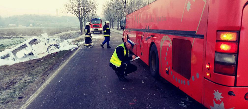 Zderzenie busa i autobusu. Bus stanął w płomieniach. 8 osób rannych