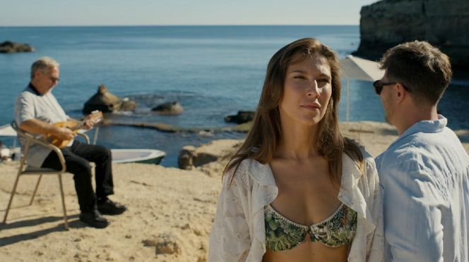 Barwy szczęścia, odcinek 3145. Grajek (Roberto Catalano Favacchio), Regina (Kamila Kamińska), Justin (Jasper Sołtysiewicz)