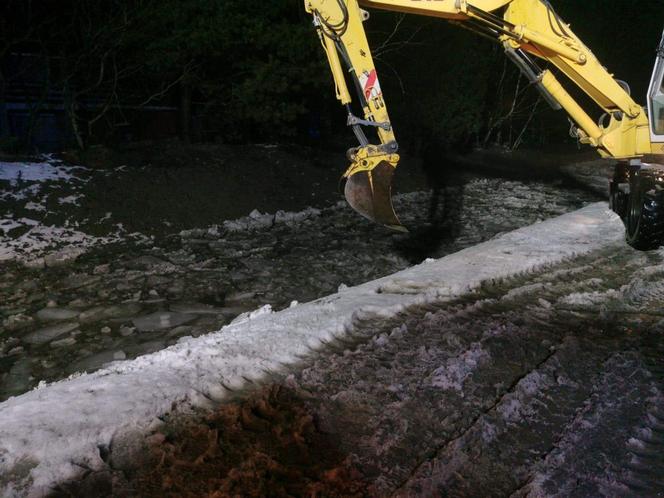 Brzezna. GIGANTYCZNY zator lodowy na rzece. Koparka zapobiegła powodzi