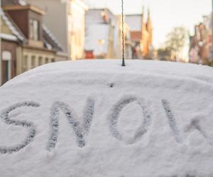 Jaki mandat za nieodśnieżony samochód? Ta kwota może przyprawić o zawrót głowy! 