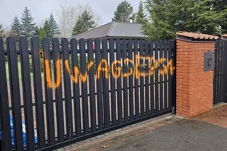 Wandale pomalowali sprayem płot domu Owsiaka pod Warszawą 