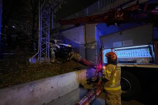 Samochód spadł z wiaduktu trasy S8