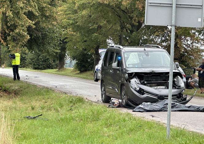 Tragedia pod Pruszkowem! Huknął motocyklem w osobówkę. Na ratunek nie było szans