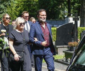 Żałobnicy brawami na kolanach oddali hołd Joannie Kołaczkowskiej. Niezwykły moment wywołał morze łez