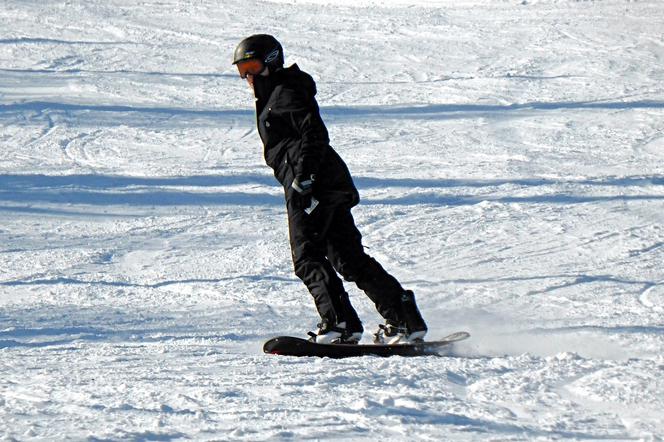 Szczyrk: pijany snowboardzista utknął w zaspie. Policja go uratowała, a później zatrzymała
