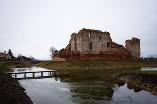Nowa atrakcja turystyczna w Łódzkiem. Odnowiono zamek z XV wieku