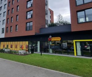 Nowa Biedronka w Warszawie czeka na klientów. Kiedy wielkie otwarcie?