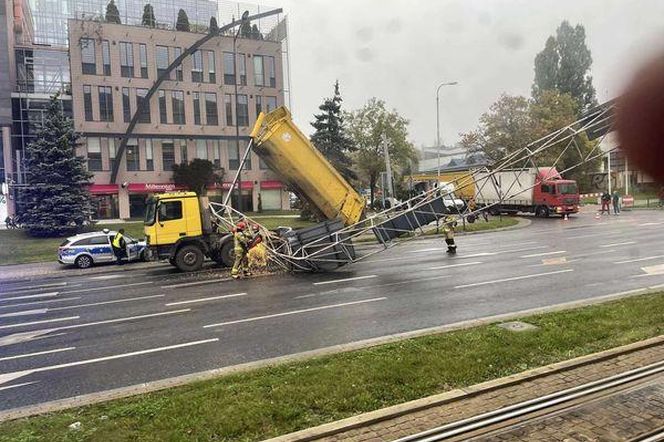 Zderzenie wywrotki z bramownicą drogową. Kierowcy musieli się zmierzyć z dużymi korkami