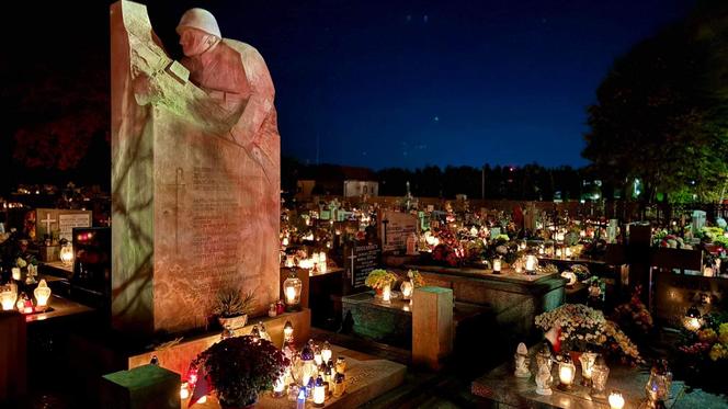 Dzień Zaduszny na starachowickich cmentarzach. Wyglądają wyjątkowo