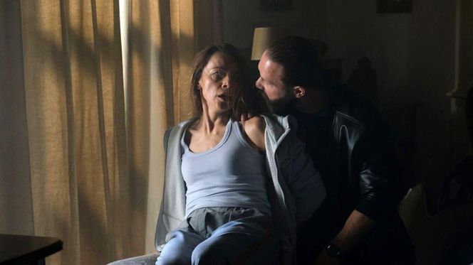 	M jak miłość odc. 1844. Martyna (Magdalena Turczeniewicz), gangster Robert (Kamil Drężek)