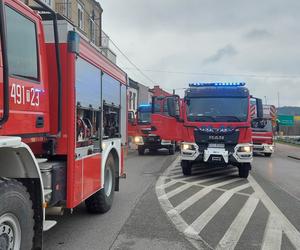 Pożar w kamienicy przy Iłżeckie w Starchowicach! W niedzielny poranek służby w akcji