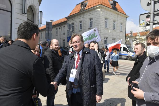 Niezależny prezydent II RP. Tajemnicza manifestacja na Krakowskim Przedmieściu